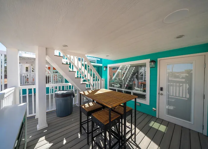 Sandy Cheeks, Deluxe Rive Views, Roadrunner Resort