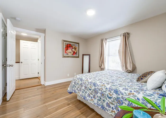 1/2 Mi To Dtwn & Harbor Park: Home W/ Large Yard!