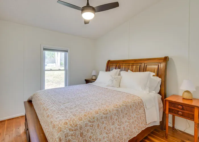 Home W/ Lake Keowee Access: Sleeps 7, Coffee Bar