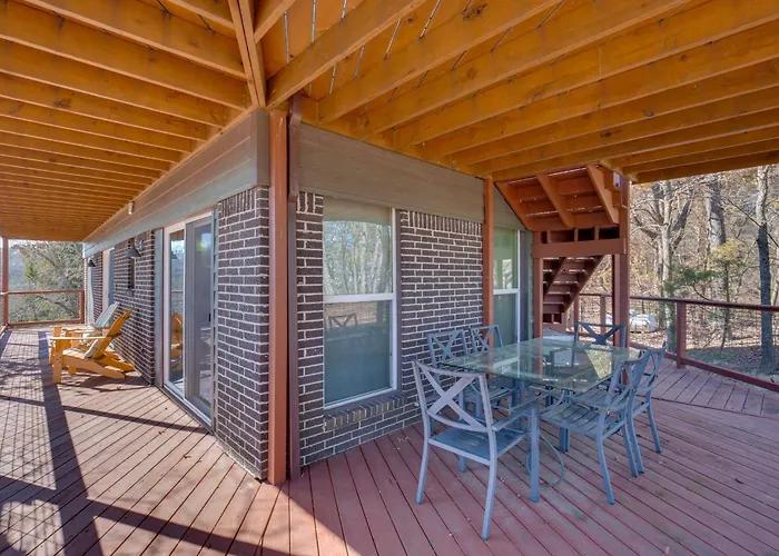 Serene Valley Views: Lake Texoma Retreat