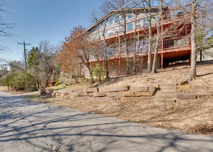 Serene Valley Views: Lake Texoma Retreat