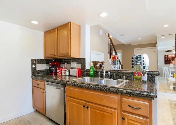 Multi-Level 2Br-Fast Wifi-Free Parking -Cm-1