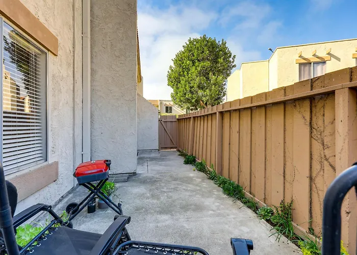 2 Mi To Beaches: Condo W/ Patio In Port Hueneme!