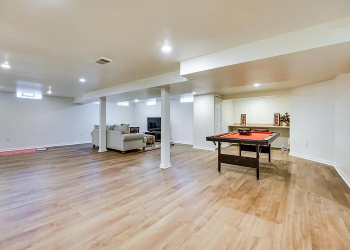 Fire Pit & Yard: Family Home In Farmington Hills!