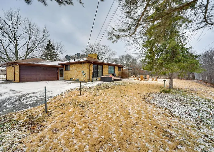 Fire Pit & Yard: Family Home In Farmington Hills!