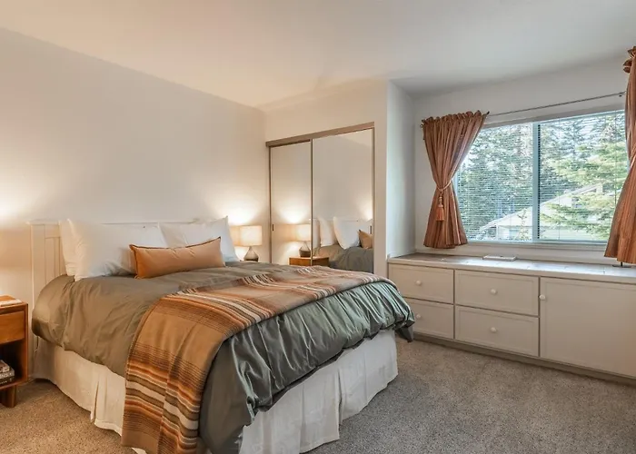 Crestview #3 Bldg C 1 Bedroom Plus Den / 2 Bathroom, Close To Town Shuttle And Short Walk To Village