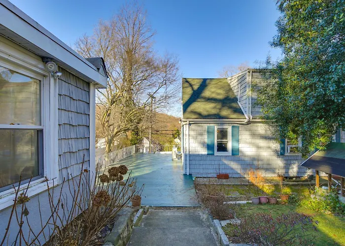 3 Mi To Downtown: Spacious White Plains Home
