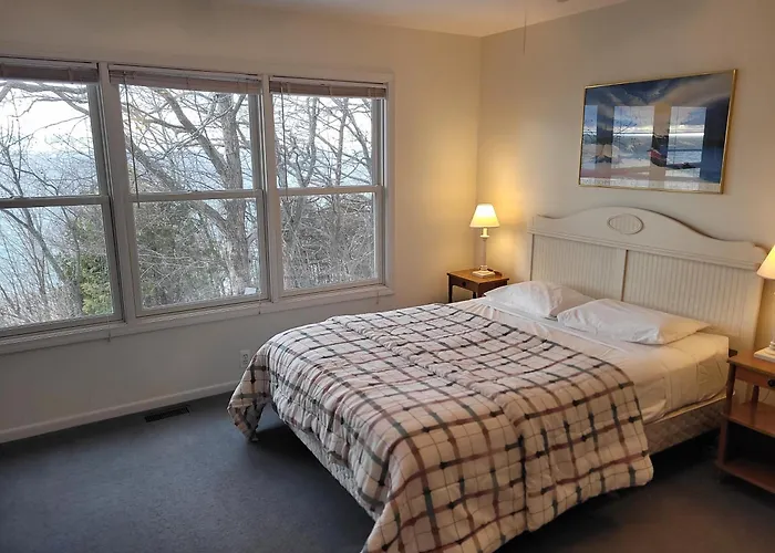 Great Lakes Getaway - Incredible Lakefront!