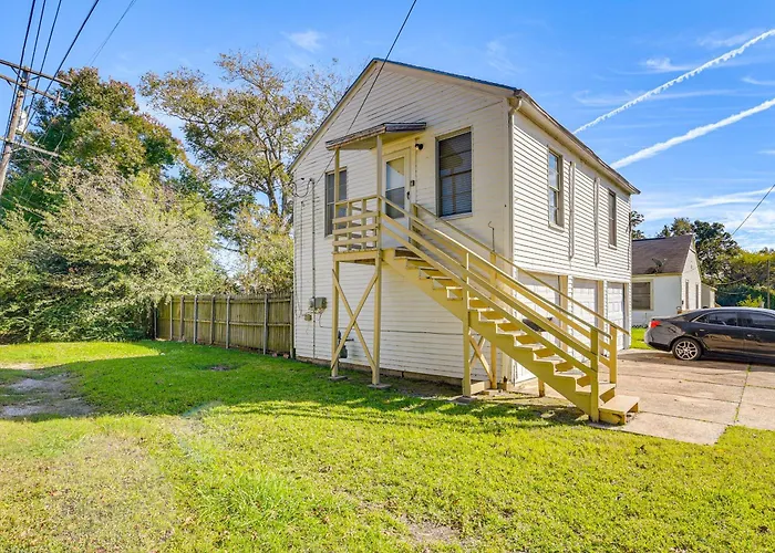 Near Sabine Lake & Refineries: Pet-Friendly Apt