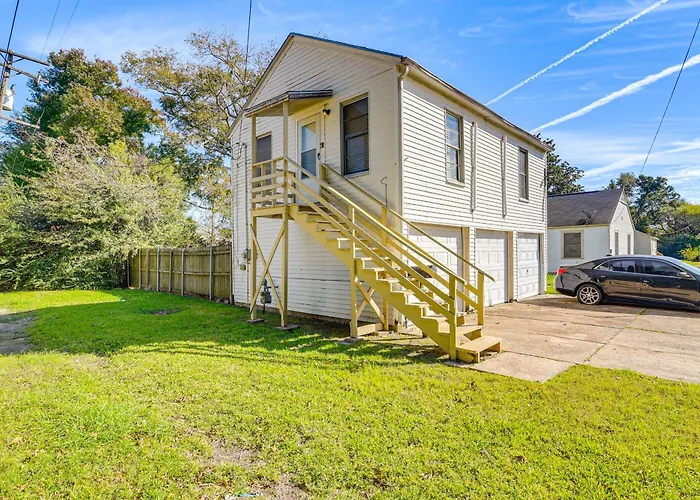 Near Sabine Lake & Refineries: Pet-Friendly Apt