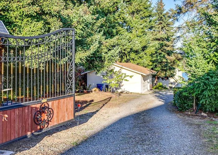 Lakefront Home W/ Fire Pit, Dock In Kent!