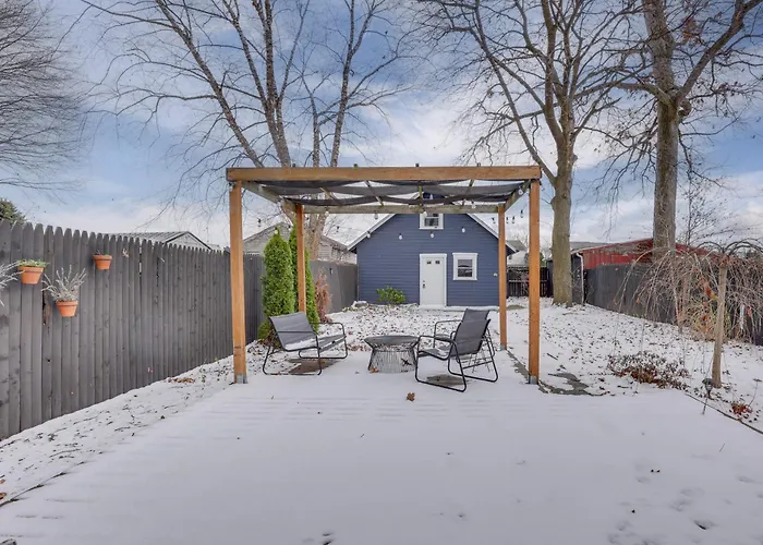 Patio & Lake Views: Family-Friendly Canton Retreat