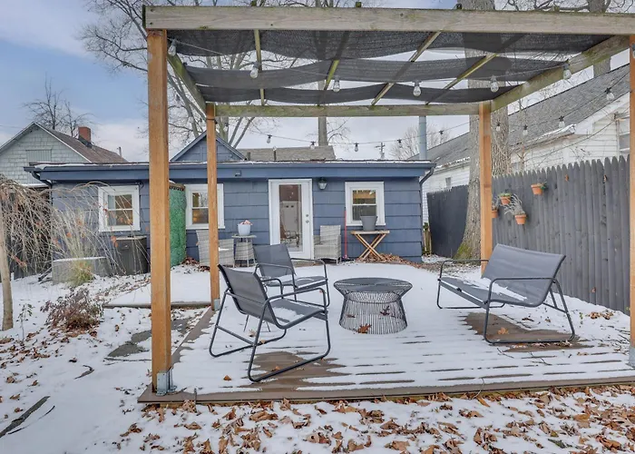 Patio & Lake Views: Family-Friendly Canton Retreat
