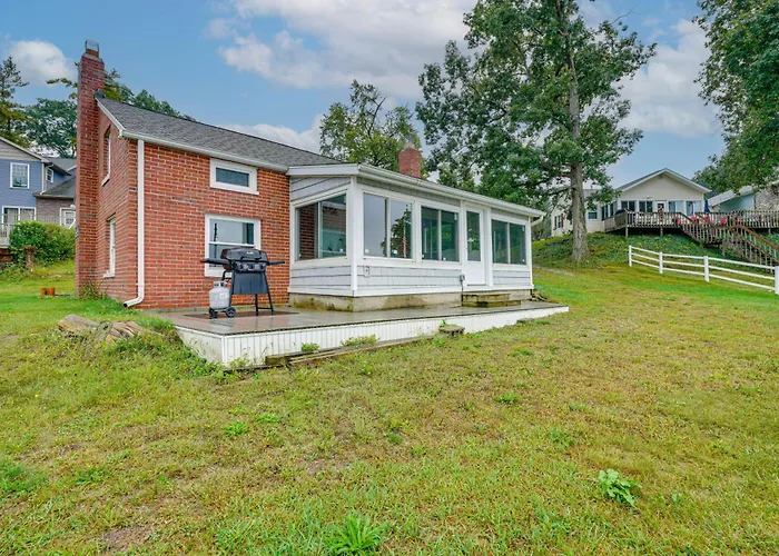 Webster Lake Home W/ Patio ~ 3 Mi To Town!