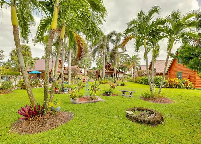 Steps To Lake Okeechobee: Cabin W/ Pool Access!
