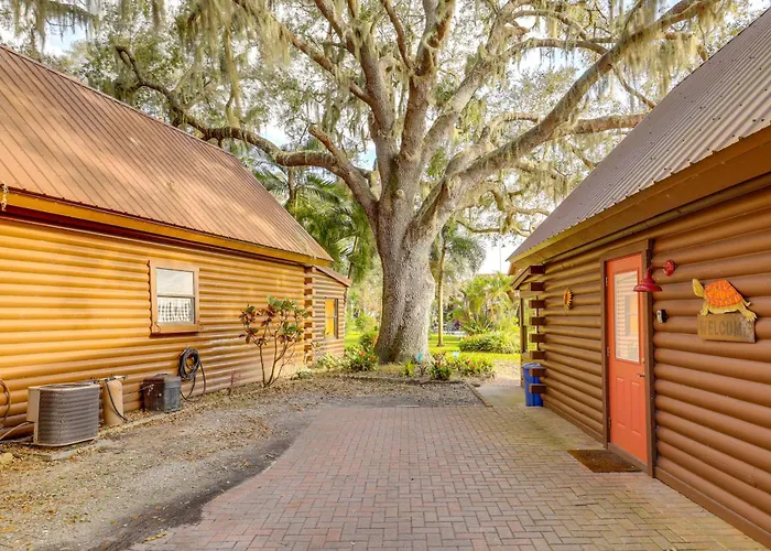 Steps To Lake Okeechobee: Cabin W/ Pool Access!