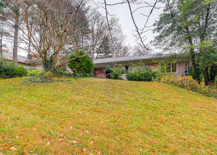 6 Mi To Dc To-Dos: Large Family Bethesda Home!