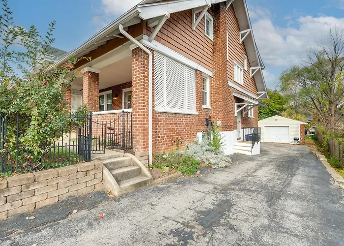 Walk To The Grandin Theatre: Roanoke Unit W/ Yard!