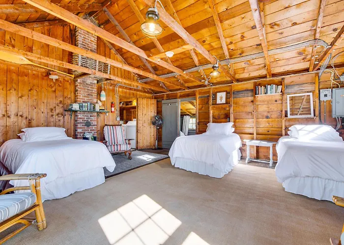 Steps To North Hampton Beach: Cottage W/ Deck!