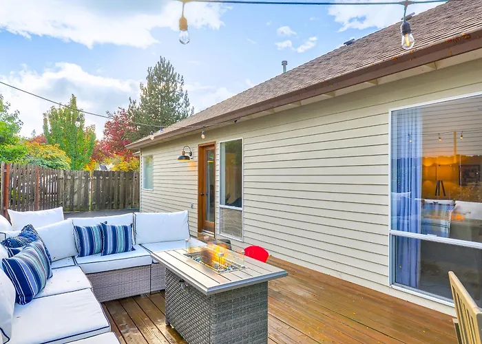 Near Shops & Cafes: Beaverton Haven W/ Luxe Decor!