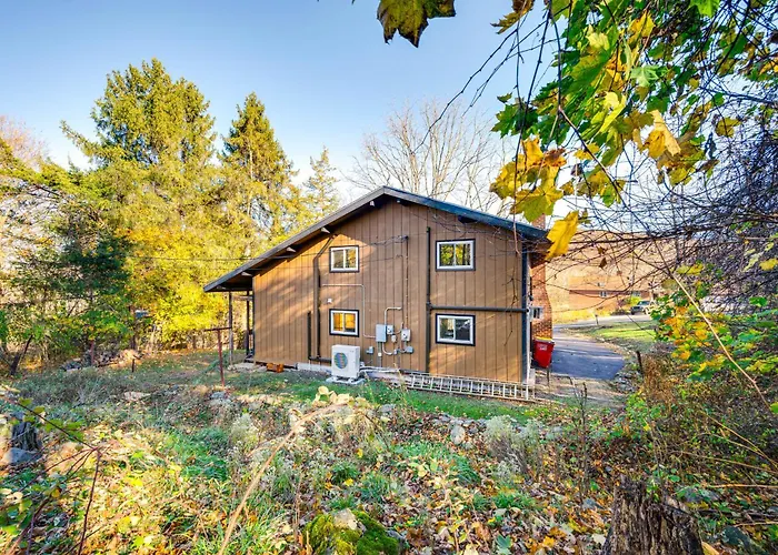 Walk To Liberty Mountain: Lake-View Ski Retreat!