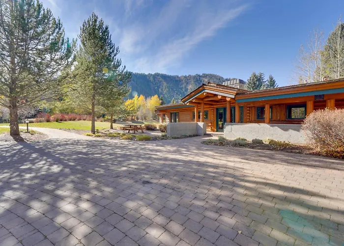 Sun Valley Log Home W/ Hot Tub & Mtn Views!