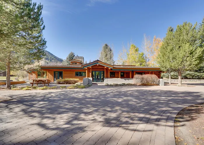 Sun Valley Log Home W/ Hot Tub & Mtn Views!