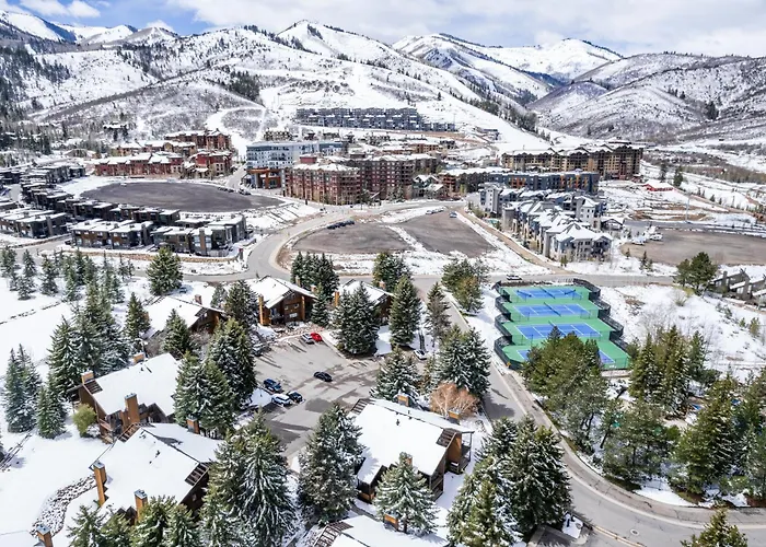 Walk To Lift, Sleeps 6, Shared Hot Tub, Cozy Interiors, Gourmet Dining, Fireplace And Patio