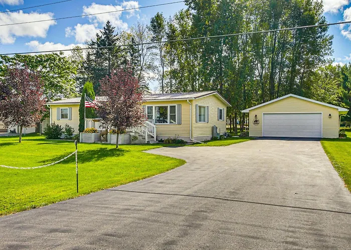 Lake Views & Fireside Bliss: Cecil Cottage W/ Yard