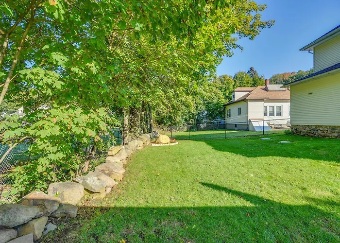 Lovely Westerley Home W/ Yard & Grill!