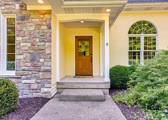 Charming Flushing Cottage W/ Deck + Spacious Yard!
