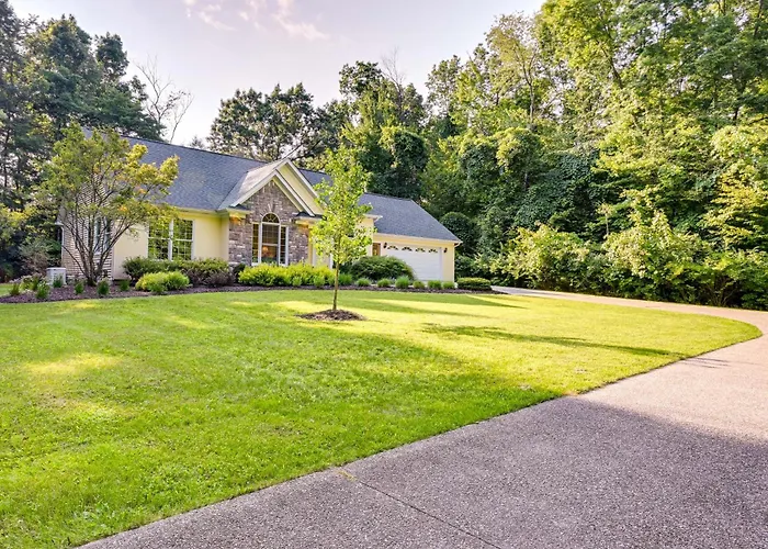 Charming Flushing Cottage W/ Deck + Spacious Yard!