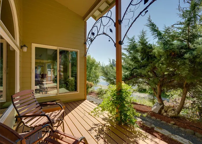 On Mckenzie River! Home W/ Scenic Sunroom