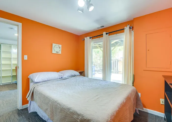 Close To Hospital & Dulles: Herndon Townhome