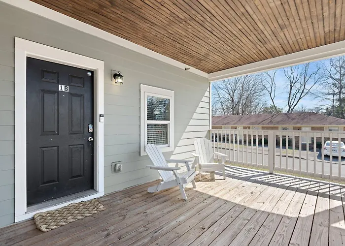 *New* Charm On Church ~ Cozy, Modern, Downtown Apt