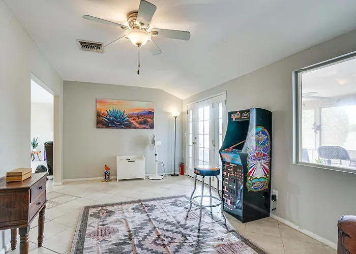 Close To Golf: Sun City Escape W/ Furnished Porch!