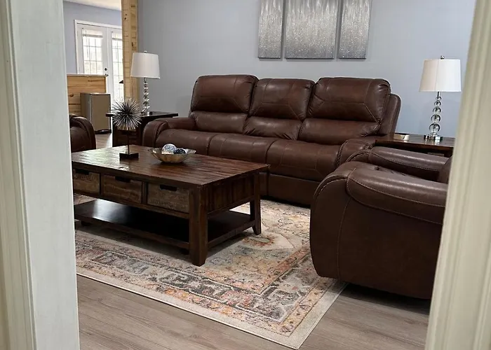 Elegant Spacious 3 Bedroom Home Fenced Back Yard And Garage