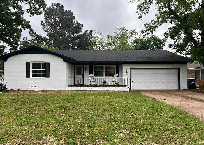 Elegant Spacious 3 Bedroom Home Fenced Back Yard And Garage