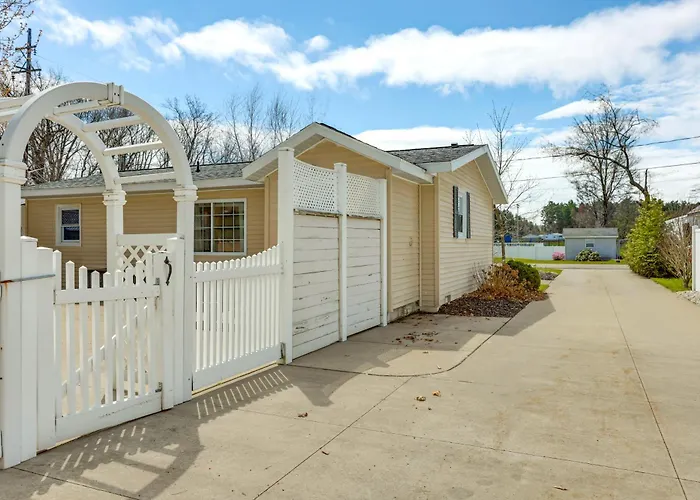 Pet-Friendly Harrison Home: 1 Mi To Wilson St Park