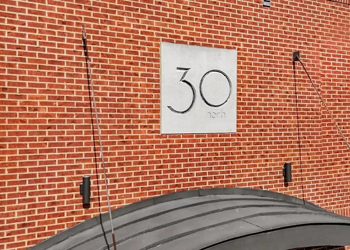 Stylish Midtown Condo Near Vanderbilt & Parthenon