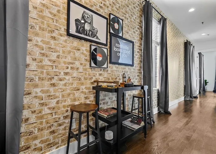 Stylish Midtown Condo Near Vanderbilt & Parthenon