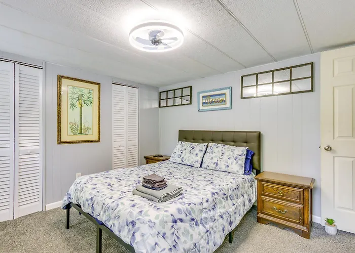 1 Mi To Sands Beach: Walkable Island Home W/ Yard!