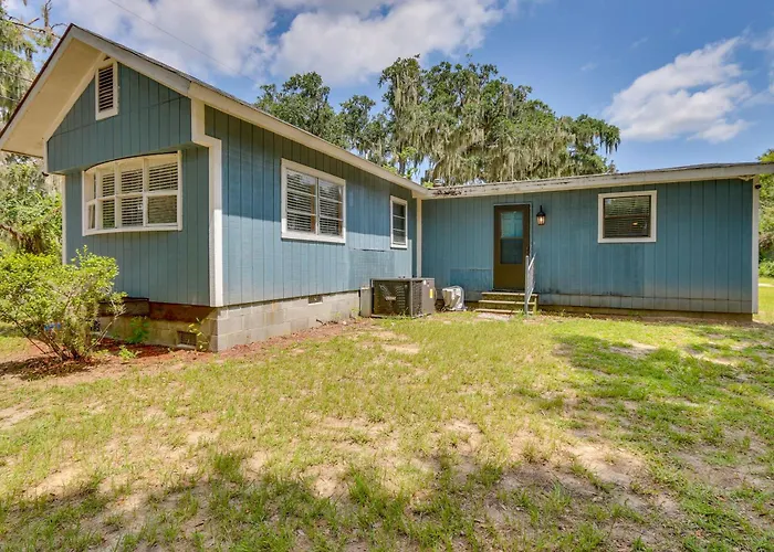 1 Mi To Sands Beach: Walkable Island Home W/ Yard!