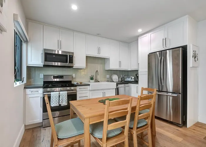 Feel At Home At A One Bedroom Apt 1 Block From The Beach