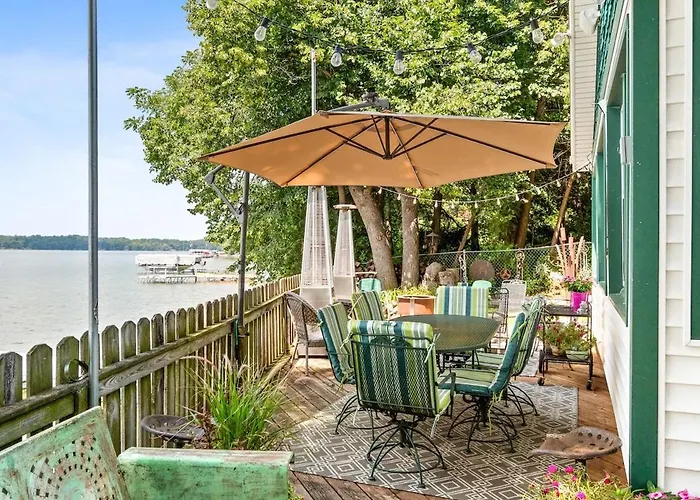 Waterfront On Rock Lake Firepit Fishing