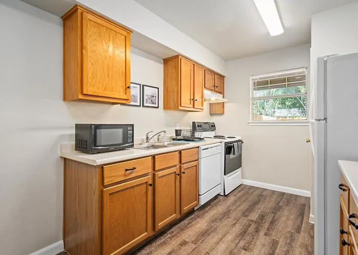 12D- In-Unit Washer & Dryer - Free Parking - Fast Wi-Fi