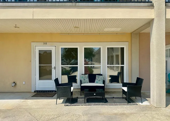 Steps From The Sand And Town Green - 2Br Coastal Retreat
