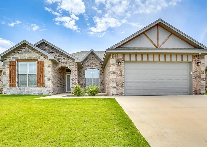 8 Mi To Texas Tech: Spacious Lubbock Home