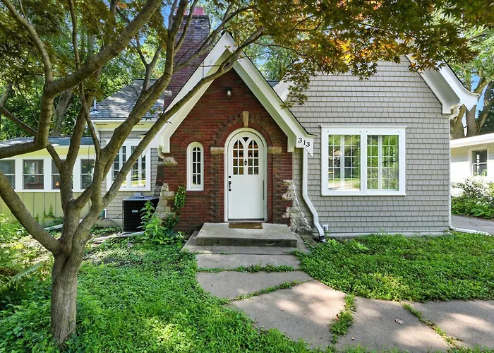 Charming Manville Heights Cottage Retreat Home