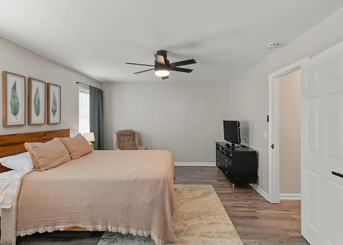 Newly Renovated, Dog Friendly, Stocked Kitchen